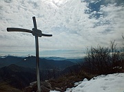 71 Croce Cima Podona con vista verso il Misma e la pianura...